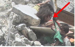 Bức ảnh gây chấn động thế giới: Bé gái 5 tuổi Syria mất mạng khi cố cứu em trong ngôi nhà sập vì trúng tên lửa-1