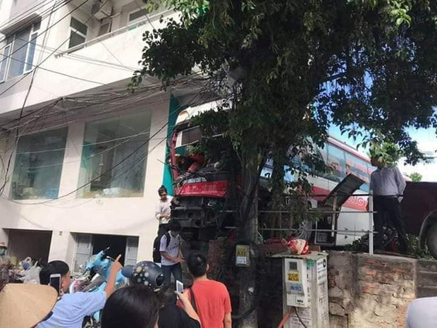 Cận cảnh hiện trường xe khách của nhà xe Đức Hùng gặp nạn khiến 5 người thương vong ở Quảng Ninh-4