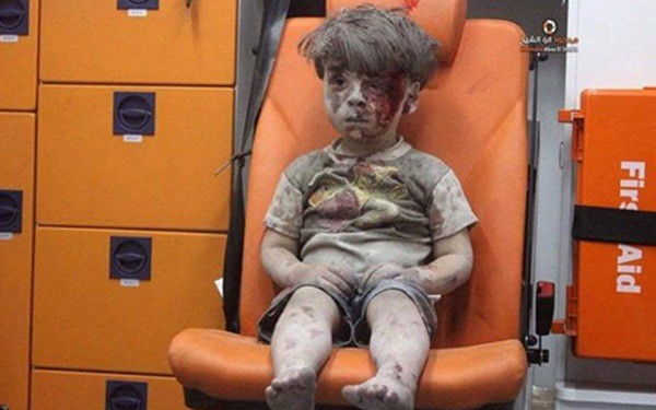 Bức ảnh gây chấn động thế giới: Bé gái 5 tuổi Syria mất mạng khi cố cứu em trong ngôi nhà sập vì trúng tên lửa-5