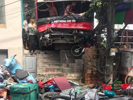 Danh tính nạn nhân thương vong trong vụ xe khách đâm hàng loạt ô tô, xe máy ở Quảng Ninh