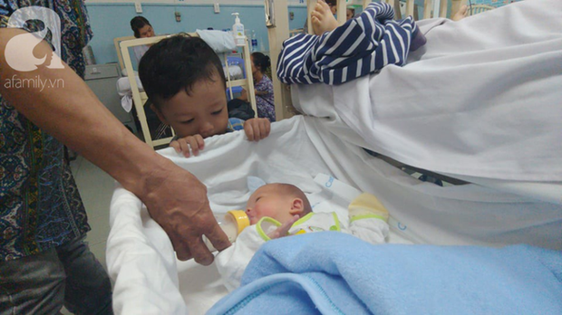Xót cảnh bé trai 3 tuổi vào viện cùng cha chăm mẹ nguy kịch khi sinh em út-1