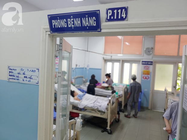 Xót cảnh bé trai 3 tuổi vào viện cùng cha chăm mẹ nguy kịch khi sinh em út-4