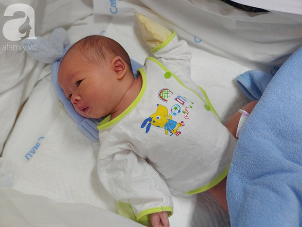 Xót cảnh bé trai 3 tuổi vào viện cùng cha chăm mẹ nguy kịch khi sinh em út-5