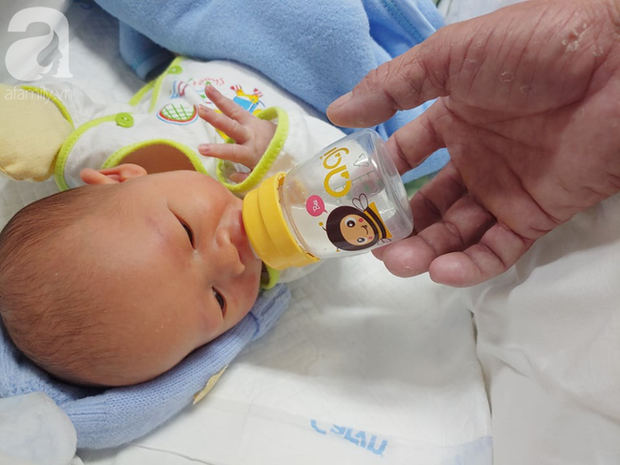 Xót cảnh bé trai 3 tuổi vào viện cùng cha chăm mẹ nguy kịch khi sinh em út-6