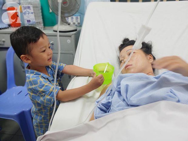 Xót cảnh bé trai 3 tuổi vào viện cùng cha chăm mẹ nguy kịch khi sinh em út-8