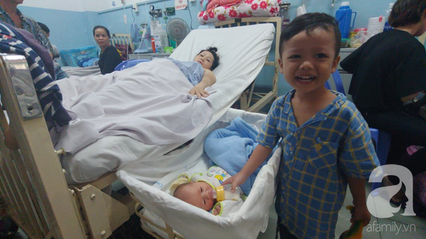 Xót cảnh bé trai 3 tuổi vào viện cùng cha chăm mẹ nguy kịch khi sinh em út-9