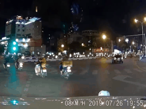 CLIP: Thấy cây to đổ ngang đường, tài xế xe bán tải có hành động ấm lòng ngày mưa bão-1