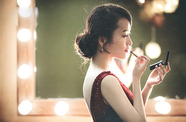 Bỏ hơn 100 triệu đi du lịch cùng gái khí chất, ngờ đâu vợ chưa động tay đánh ghen mà chồng đã quỳ rạp cứu anh với-1