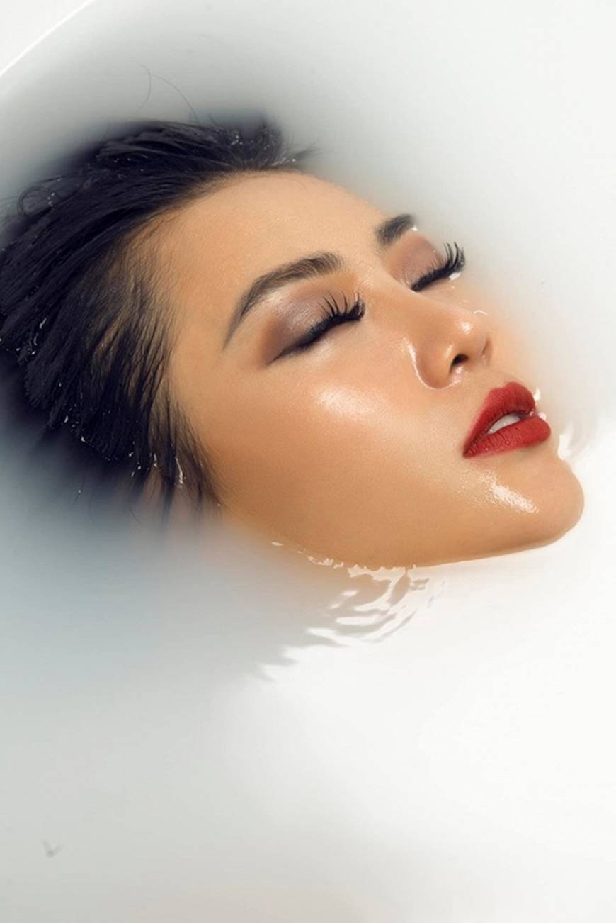 Diễn viên Thanh Hương phô trọn làn da nâu, ngực đầy trong bồn tắm-9