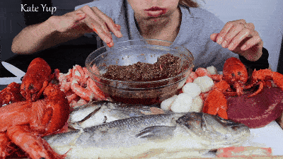 Nghi án nữ YouTuber bị bạo hành nghiêm trọng, phải lén cầu cứu trên chính video Mukbang của mình đang lan truyền khắp mạng xã hội-2