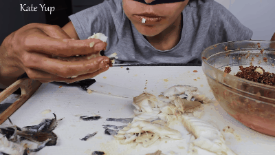 Nghi án nữ YouTuber bị bạo hành nghiêm trọng, phải lén cầu cứu trên chính video Mukbang của mình đang lan truyền khắp mạng xã hội-4