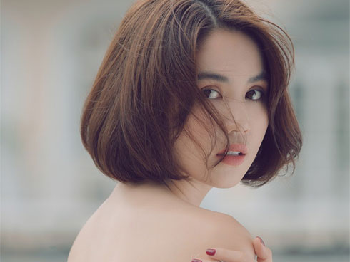 Để tóc bob sấy phồng, Ngọc Trinh tự khuyến mại cho mình vài tuổi và hao hụt không ít độ sành điệu-5