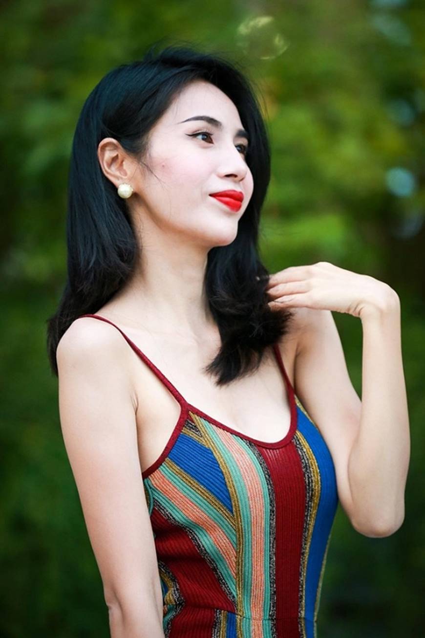 Thủy Tiên diện đầm 2 dây giản dị khoe thân hình đúng chuẩn mình hạc xương mai-2