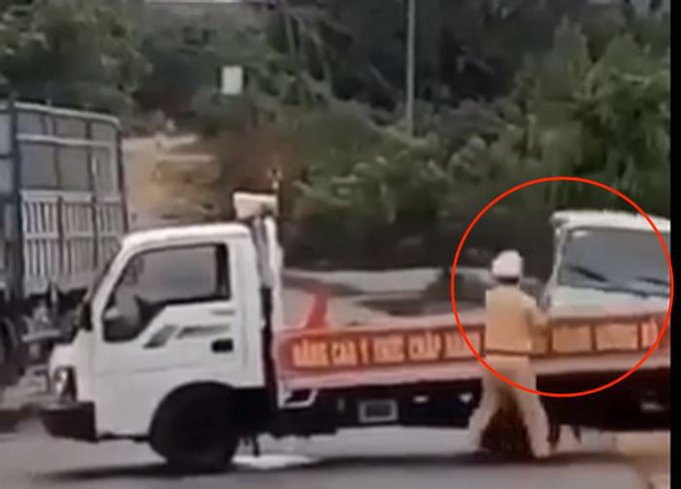 Bị truy đuổi, tài xế xe khách liều mạng tông thẳng vào xe CSGT chặn đường, hất bay chiến sĩ hàng chục mét-2