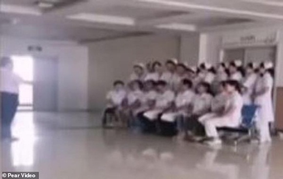 Cụ bà tử vong vì nhóm bác sĩ mải mê chụp ảnh trong suốt 20 phút-1