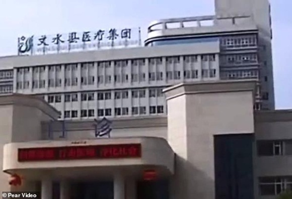 Cụ bà tử vong vì nhóm bác sĩ mải mê chụp ảnh trong suốt 20 phút-2