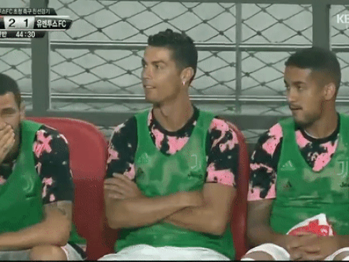 Bị đối thủ sao chép y nguyên điệu ăn mừng trứ danh, Ronaldo trên ghế dự bị chỉ mỉm cười nhếch mép