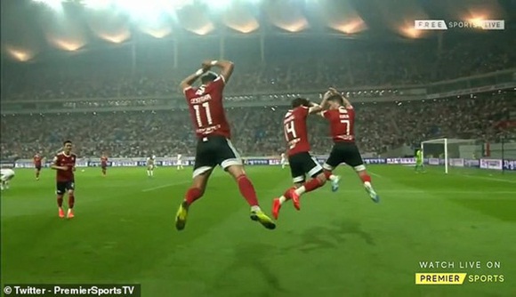 Bị đối thủ sao chép y nguyên điệu ăn mừng trứ danh, Ronaldo trên ghế dự bị chỉ mỉm cười nhếch mép-1