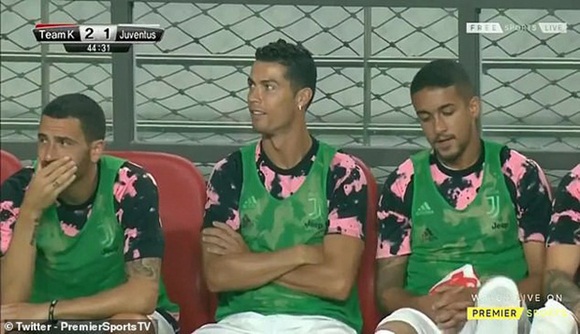 Bị đối thủ sao chép y nguyên điệu ăn mừng trứ danh, Ronaldo trên ghế dự bị chỉ mỉm cười nhếch mép-2