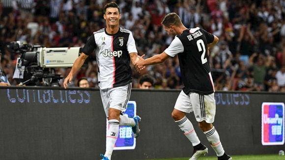 Bị đối thủ sao chép y nguyên điệu ăn mừng trứ danh, Ronaldo trên ghế dự bị chỉ mỉm cười nhếch mép-3