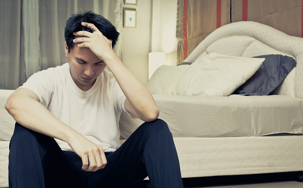 Vừa đưa thiệp mời cưới cho bạn thân, cậu ta lập tức trợn tròn mắt nhìn rồi nhăn mặt khinh thường vợ sắp cưới của tôi-2