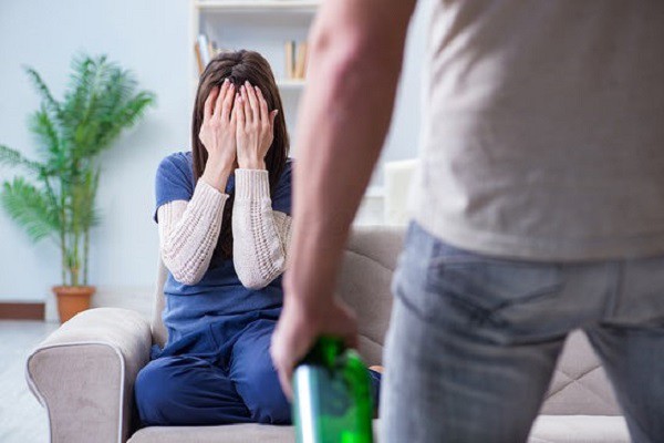 Chồng mải nhậu nhẹt vợ gọi chục cuộc điện thoại không nghe, đến khi về nhà nhìn thấy cảnh tượng này anh mới ôm mặt hối hận-1