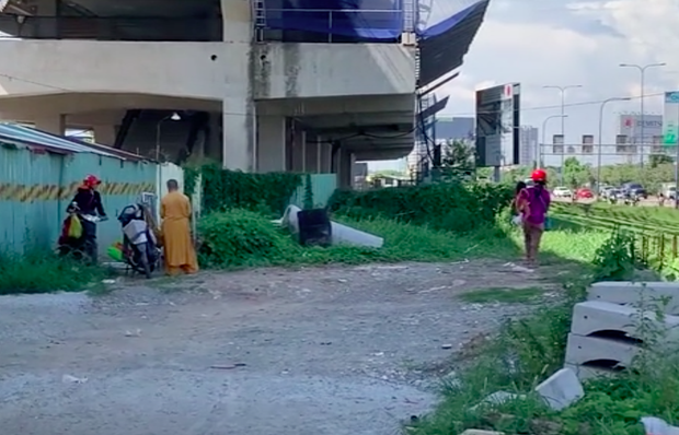 Phẫn nộ hình ảnh 2 người phụ nữ nằm phè phỡn” đếm tiền, chăn dắt” trẻ em và nhóm giả tu hành đi ăn xin ở Sài Gòn-3