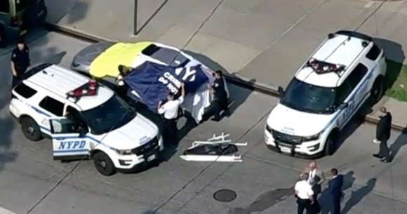 Cho cả 2 con sinh đôi đi làm cùng nhưng lại quên, 8 tiếng sau ông bố phải ôm mặt ân hận suốt đời vì lỗi lầm đáng trách của mình-3