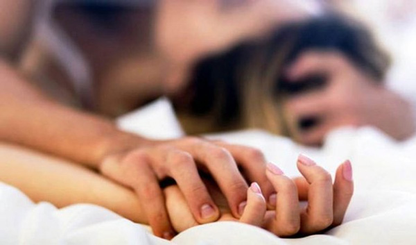 Tới nhà bạn thân ngủ qua đêm, sáng hôm sau nam thanh niên tá hỏa với người nằm cạnh-1