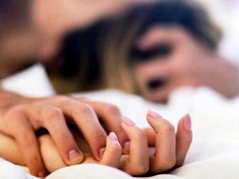 Tới nhà bạn thân ngủ qua đêm, sáng hôm sau nam thanh niên tá hỏa với người nằm cạnh