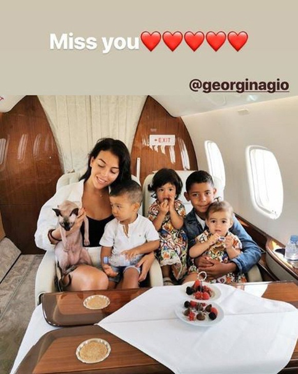 Ronaldo sao thế này? Chỉ mới xa bạn gái ít hôm đã phải đăng ảnh kêu nhớ nhung lại còn liên tục thả tim-1
