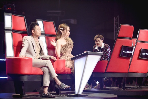 Hoa hậu Hương Giang khẩu chiến với đàn chị trên ghế nóng The Voice Kids, chưa bao giờ nàng Hậu dữ dằn đến thế-2