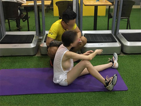 Người đàn ông thản nhiên thả rông ngồi nghịch nước dưới chân cột đồng hồ 35 tỷ giữa trung tâm TP Hạ Long-3