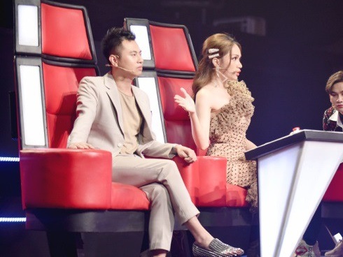 Hương Giang nói lấn át, ra sức tranh cãi trên ghế nóng The Voice Kids-1