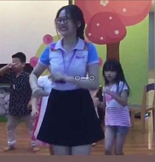 Bố quay cảnh con diễn văn nghệ ở trường nhưng xem video toàn thấy hình cô giáo-1