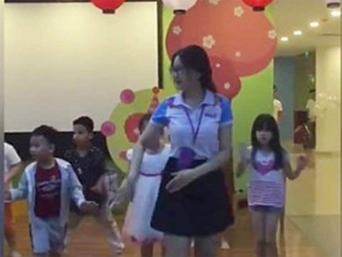 Dân mạng cười bò với video cả đoàn nhảy đôi nhưng không hiểu vì lý do gì xuất hiện một chàng trai đơn côi tự nhảy một mình trên sân khấu-2