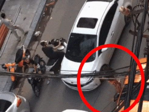 CLIP: Hai ô tô đối đầu nhau vì tài xế thích 