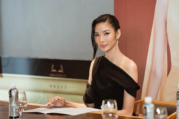 Á hậu Thanh Tú, Hoa hậu Hà Kiều Anh thiêu đốt bãi biển với bikini-10