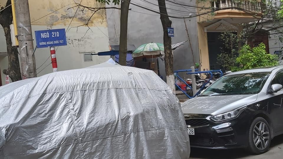 Để xe chắn lối đi chung, chiếc xế hộp bị người dân dùng phấn cảnh cáo: Không đỗ xe ở đây-3