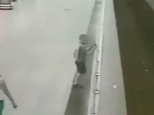 Mải chơi Pokemon Go, bé trai hụt chân ngã xuống đường ray điện