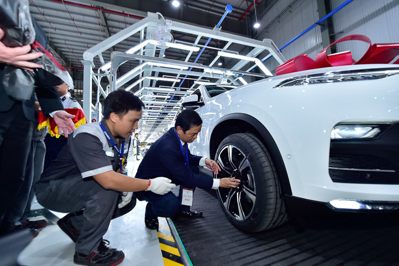 VinFast bàn giao lô xe Lux SA2.0 và Lux A2.0 đầu tiên cho khách hàng-4