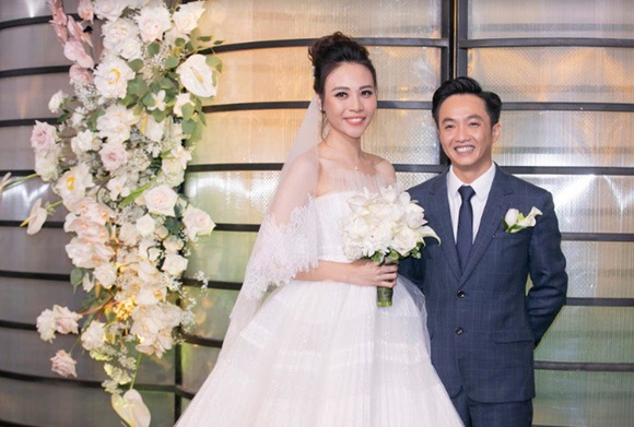 Đám cưới Cường Đô La và Đàm Thu Trang: Cô dâu diện váy cưới khoe vai trần cực xinh đẹp bên chú rể điển trai, dàn khách mời đổ bộ-1