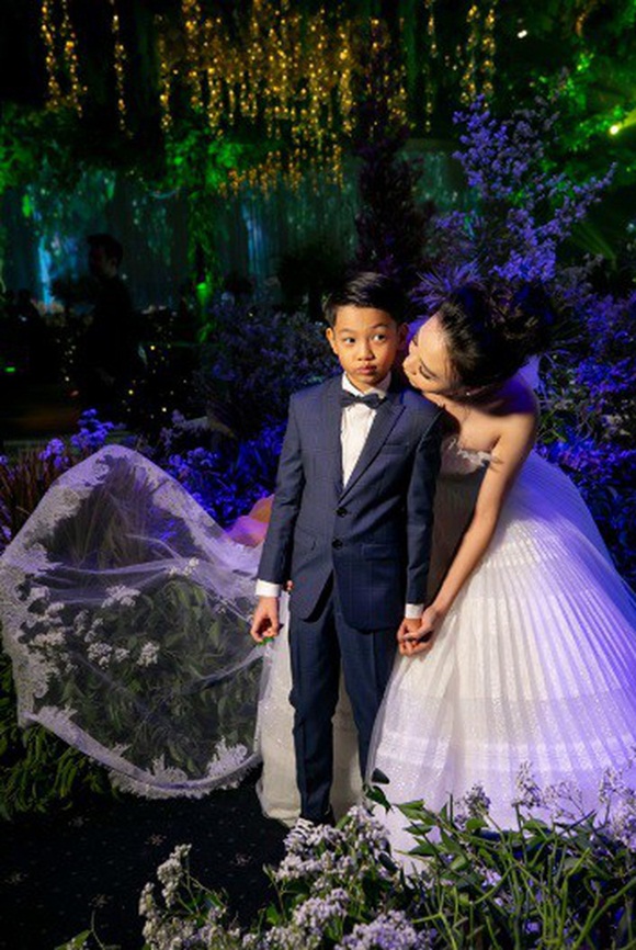 Đám cưới Cường Đô La và Đàm Thu Trang: Cô dâu diện váy cưới khoe vai trần cực xinh đẹp bên chú rể điển trai, dàn khách mời đổ bộ-3