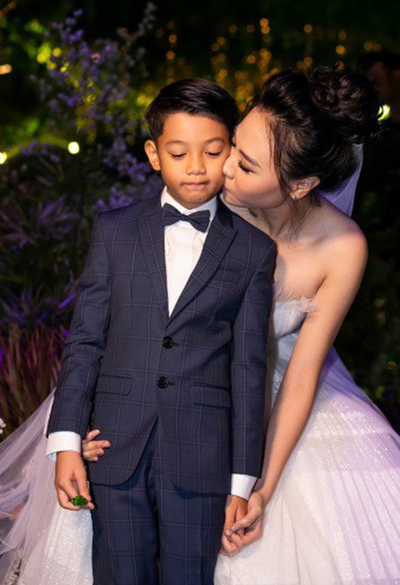 Đám cưới Cường Đô La và Đàm Thu Trang: Cô dâu diện váy cưới khoe vai trần cực xinh đẹp bên chú rể điển trai, dàn khách mời đổ bộ-5