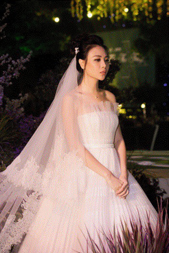 Đám cưới Cường Đô La và Đàm Thu Trang: Cô dâu diện váy cưới khoe vai trần cực xinh đẹp bên chú rể điển trai, dàn khách mời đổ bộ-7