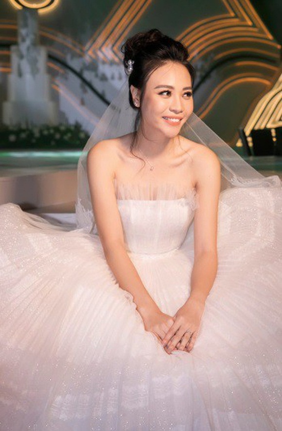 Đám cưới Cường Đô La và Đàm Thu Trang: Cô dâu diện váy cưới khoe vai trần cực xinh đẹp bên chú rể điển trai, dàn khách mời đổ bộ-8