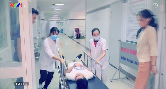 Về nhà đi con: Chuyện gì đang xảy ra thế này, Quốc được gái hôn, Huệ sốc nặng thấy Thành đi cấp cứu?-2