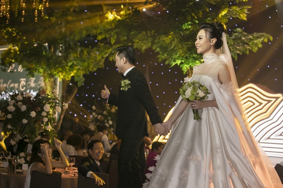 Cường Đô la bật khóc, Đàm Thu Trang diện váy cưới kín đáo, hạnh phúc khoá môi chú rể trong ngày trọng đại-4