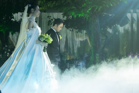 Cường Đô la bật khóc, Đàm Thu Trang diện váy cưới kín đáo, hạnh phúc khoá môi chú rể trong ngày trọng đại-6