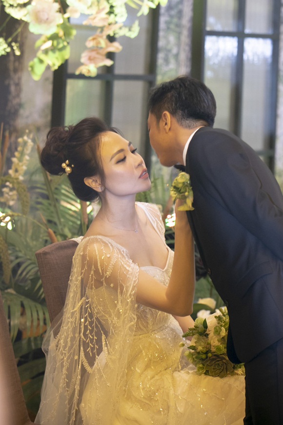 Cường Đô la bật khóc, Đàm Thu Trang diện váy cưới kín đáo, hạnh phúc khoá môi chú rể trong ngày trọng đại-10